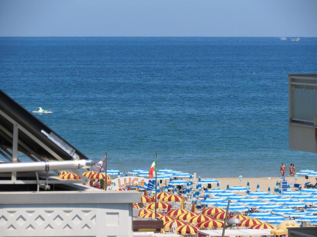 里米尼双子酒店的一片蓝橙色遮阳伞和大海的海滩