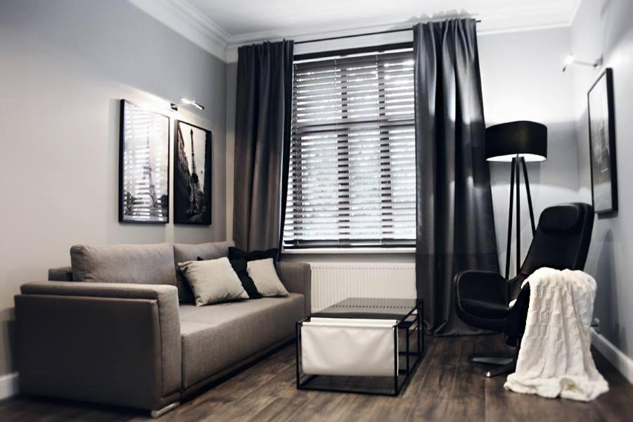 博赫尼亚Regis Residence的客厅配有沙发和椅子
