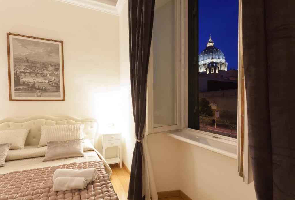 罗马内部客房旅馆的一间卧室设有大窗户,享有建筑的景色