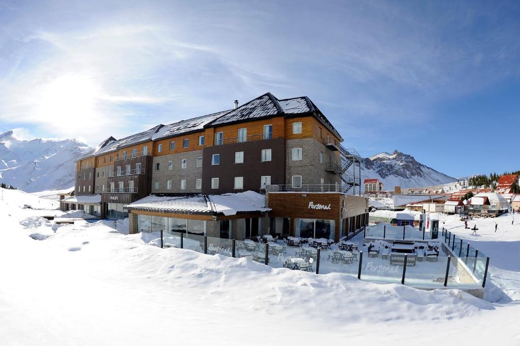 拉斯莱尼亚斯维戈酒店&Spa的山中大雪的建筑