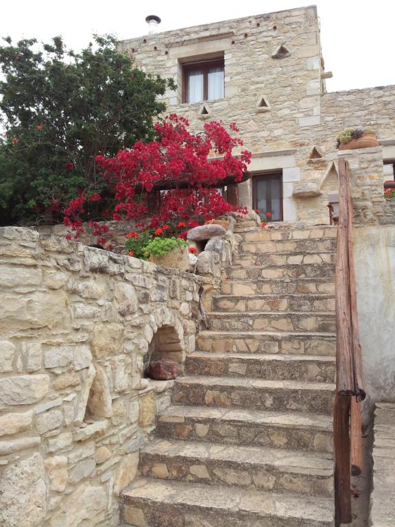 皮特斯迪亚O Ilios House的通往红色花房的石阶