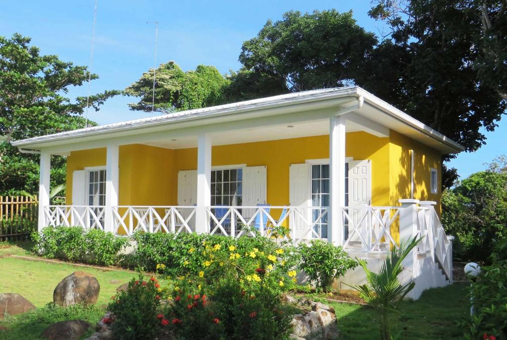 大玉米岛Sunhill Villa的院子里白色装饰的黄色房子