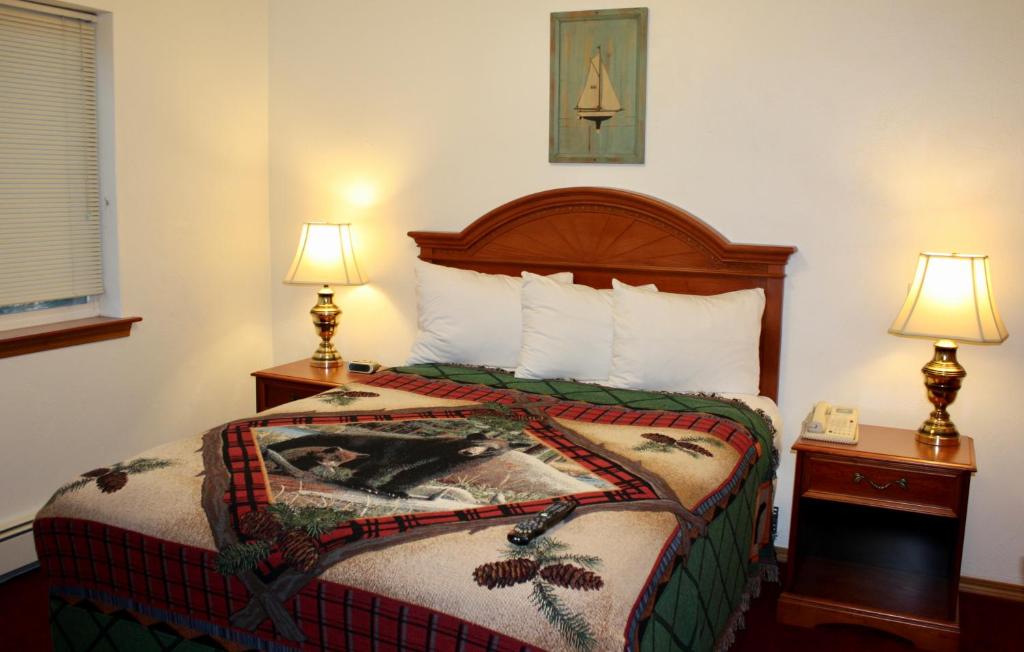 朱诺朱诺酒店的酒店客房,配有一张床和两盏灯