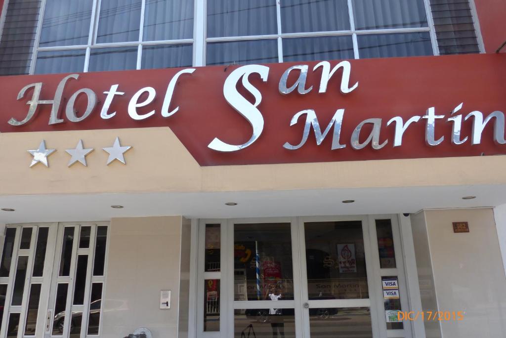 塔克纳Hotel San Martín的大楼前的酒店标志