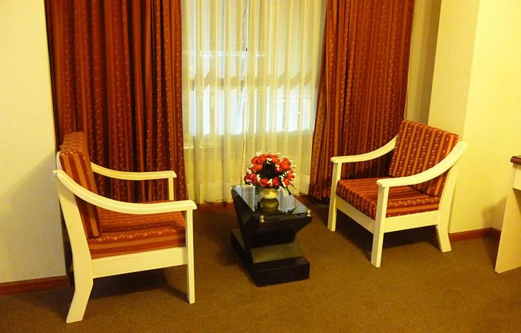 塔克纳Hotel Faraon的窗前的两把椅子和一张桌子