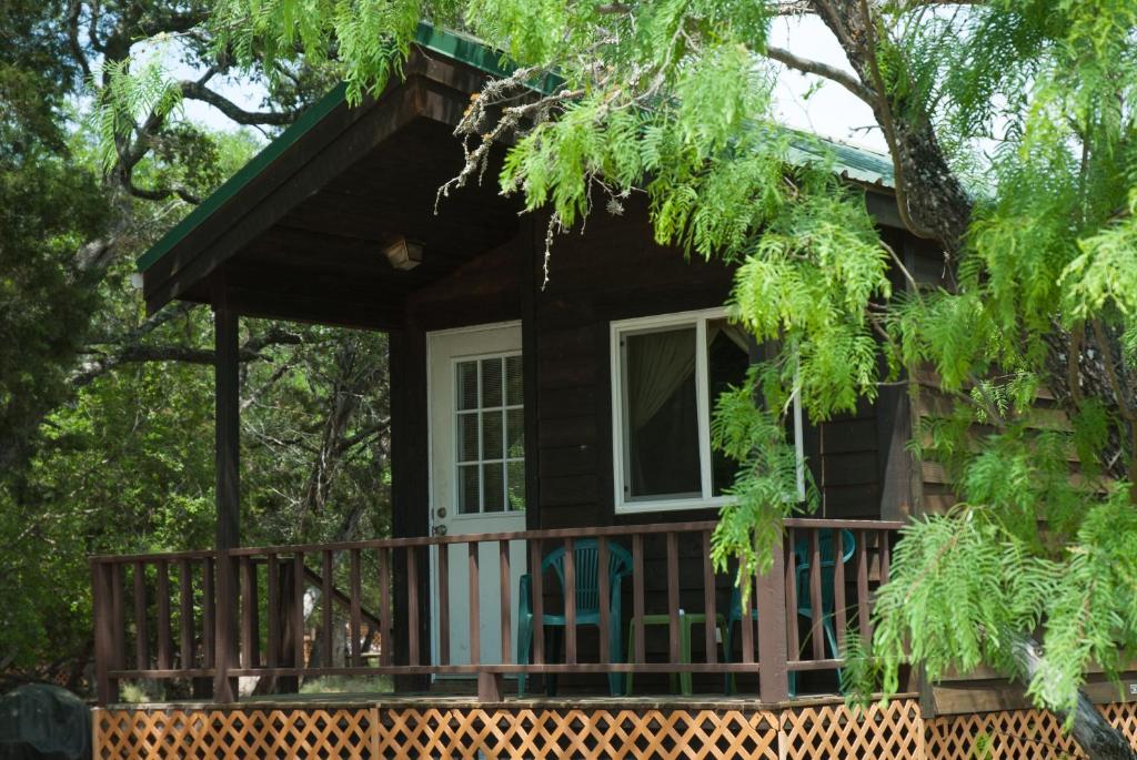 LakehillsMedina Lake Camping Resort Cabin 8的树上小屋,带门廊