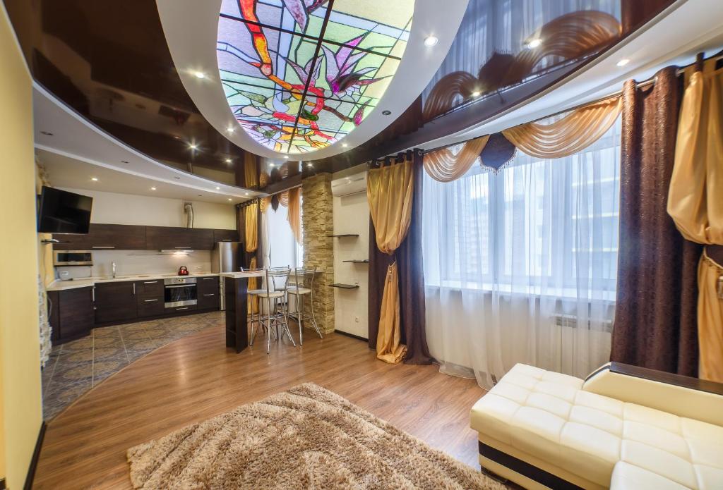 喀山Adoratskogo Apartment的带沙发和彩色玻璃天花板的客厅