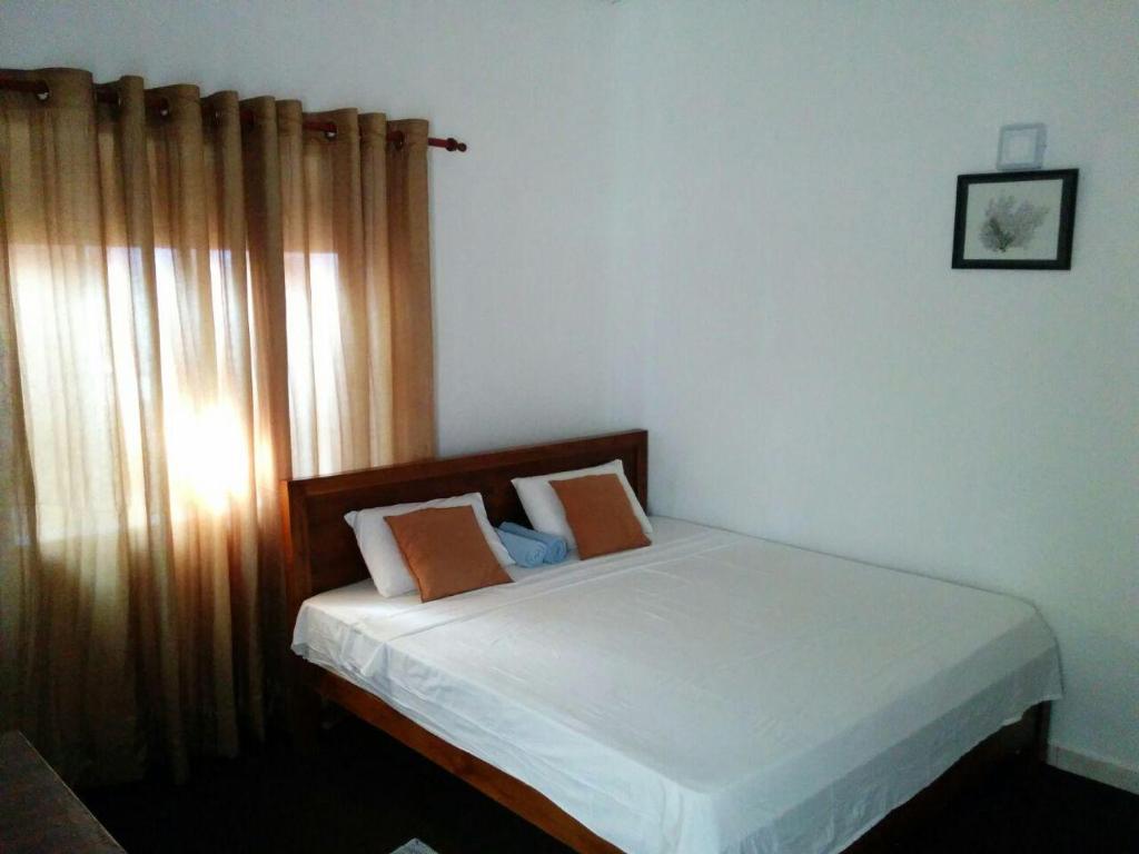 拉维尼亚山维拉图民宿的一间卧室配有一张带白色床单的床和一扇窗户。