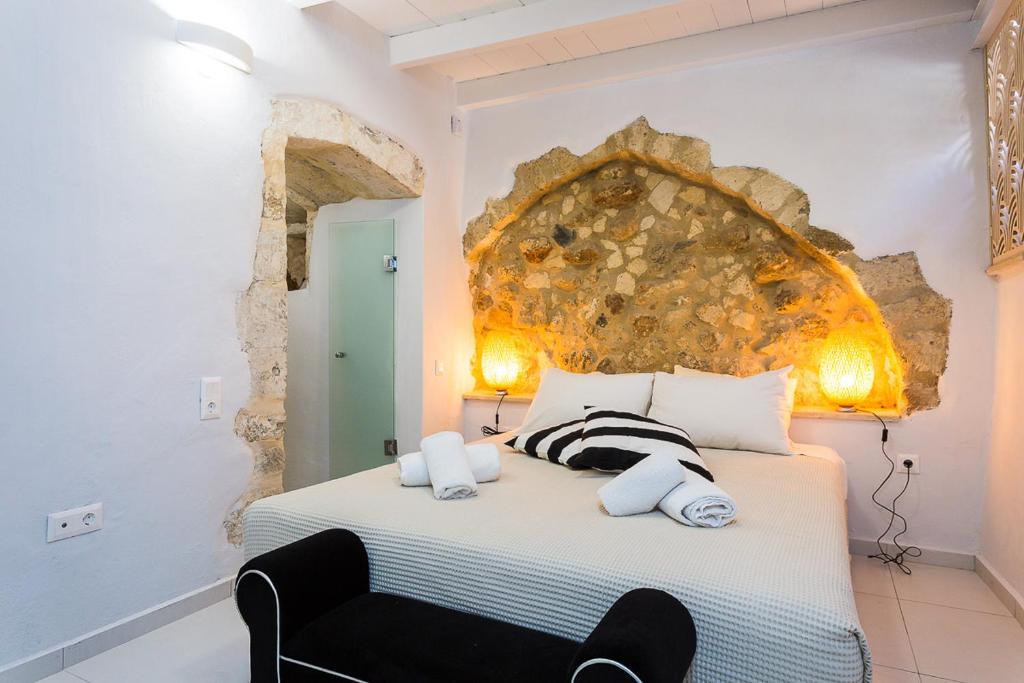罗希姆诺Mediterraneo Suite Home的一间卧室配有一张带大床头板的床