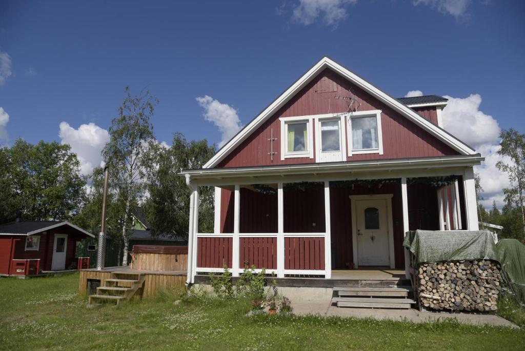 PuoltikasvaaraPuoltikasvaara 3的红色的房子,设有门廊和院子