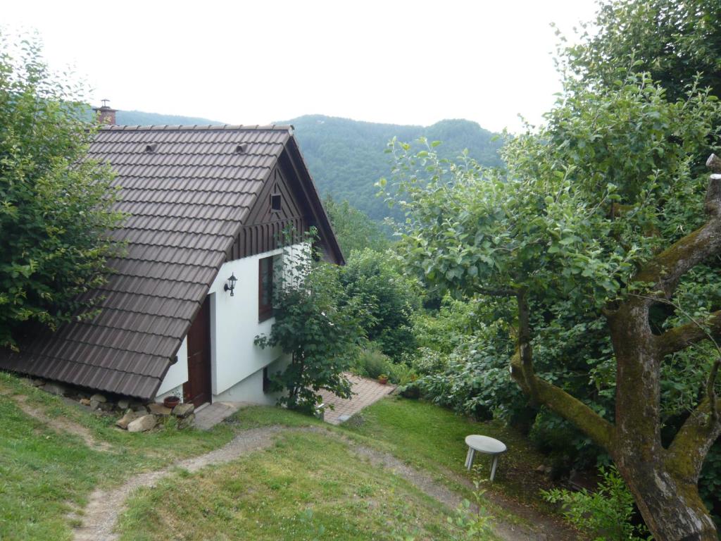 小斯卡拉Chalupa Záborčí的花园景度假屋