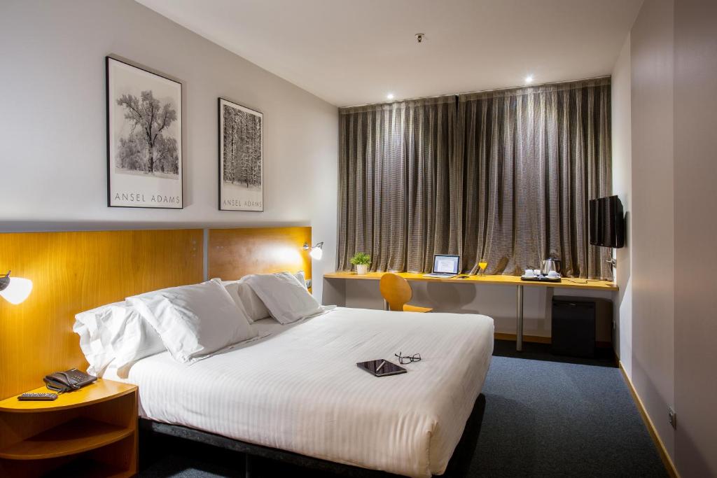 莫勒山谷博塔思屋塔酒店的配有一张床和一张书桌的酒店客房