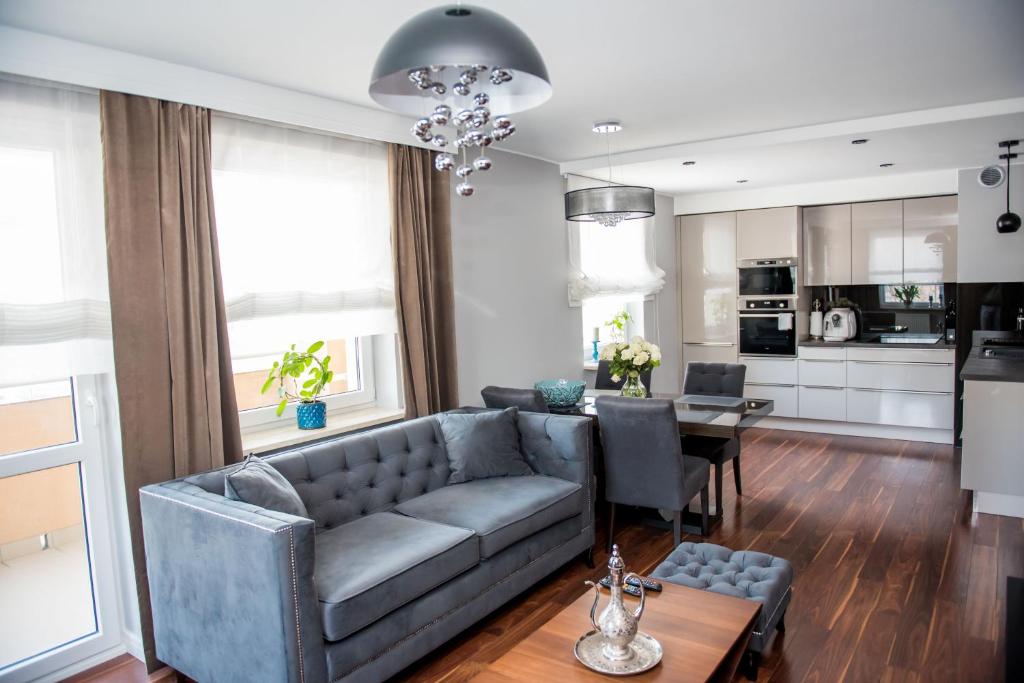 新苏尔Apartament przy S3的客厅配有沙发和桌子