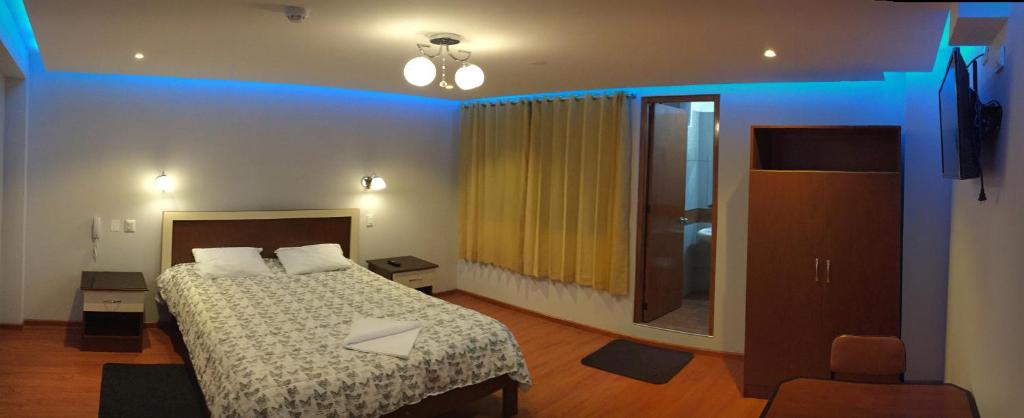 胡利亚卡套房之家酒店的卧室配有带白色棉被的床