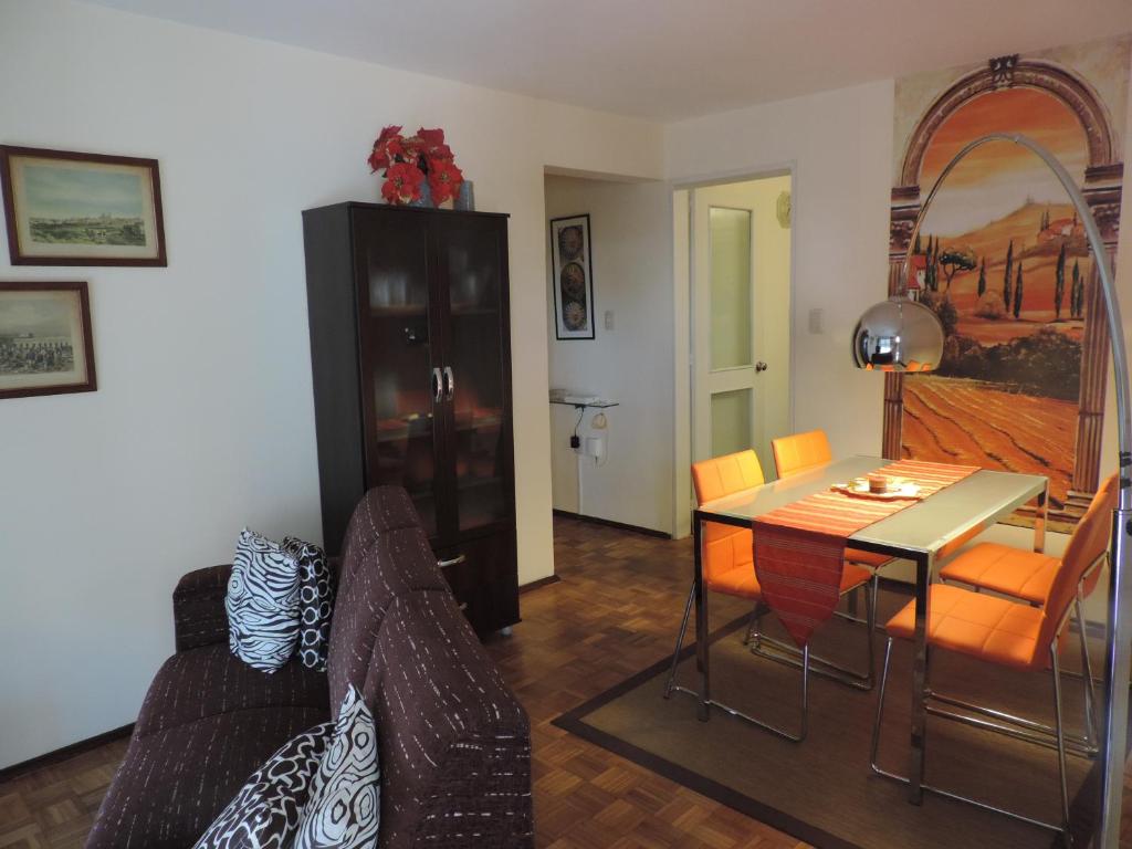 蒙得维的亚Marazul的客厅配有桌子和沙发