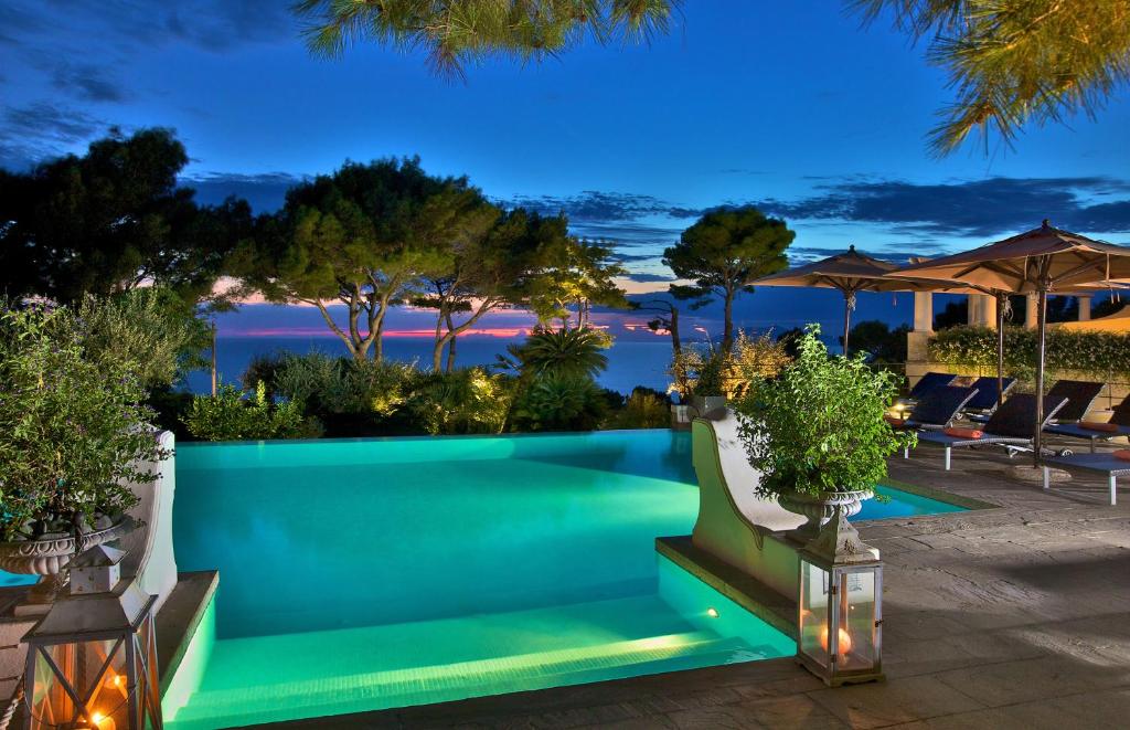 阿纳卡普里大熊座酒店的游泳池,晚上可欣赏到海景