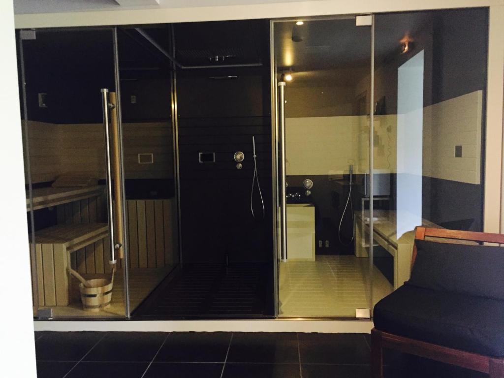 圣弗卢尔伯特蒙德酒店的沙发的玻璃淋浴间