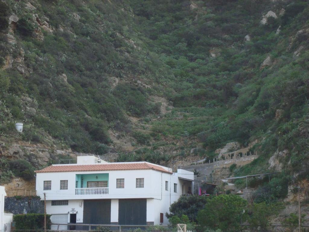 巴列埃尔莫索Casa Las Dionisias的山边的白色房子