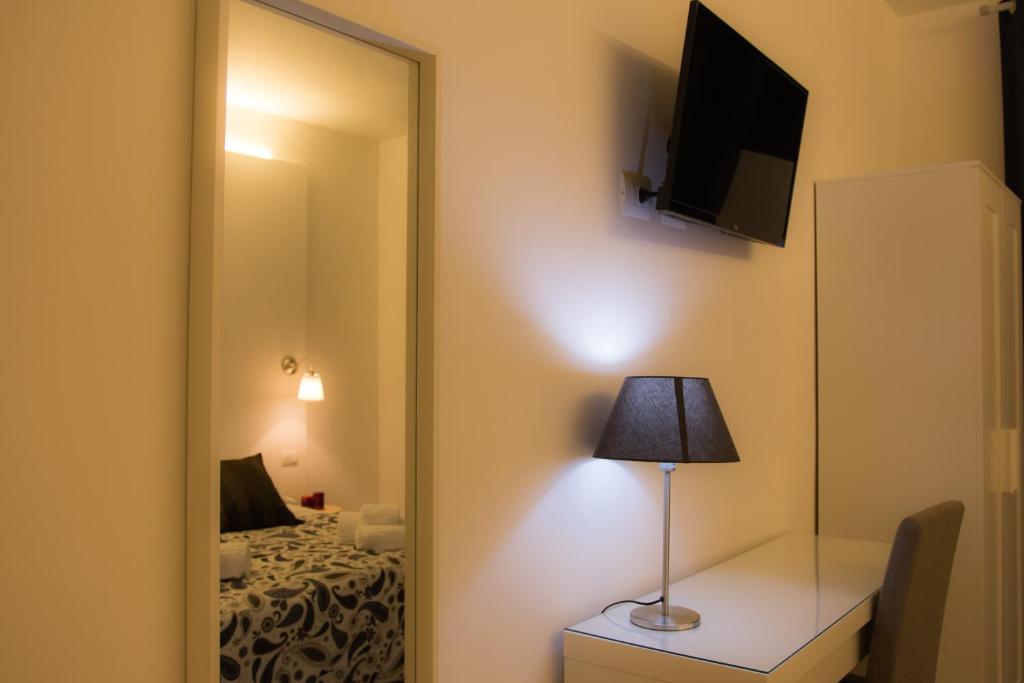 罗马德古斯蒂伯斯酒店的镜子,床上和灯