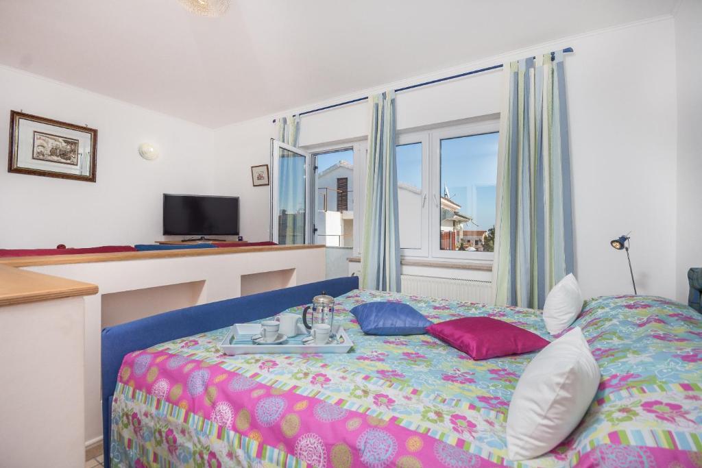 波雷奇Apartments Villa-Passat的一间卧室设有一张床和一个大窗户