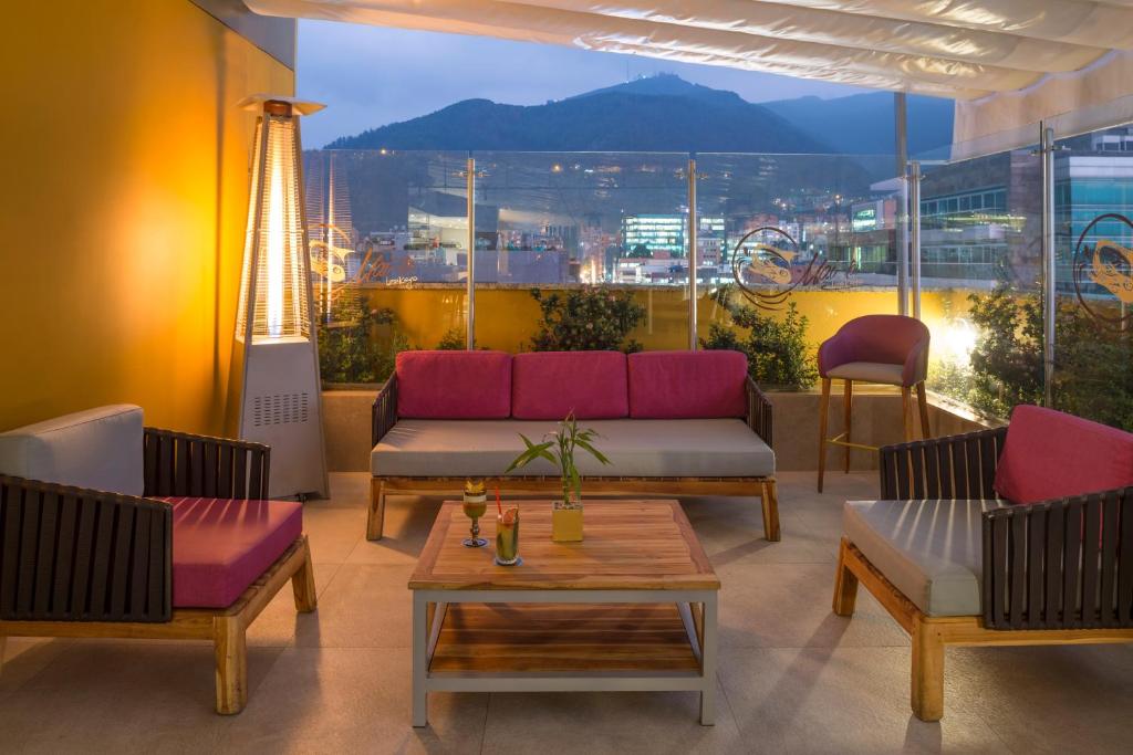 波哥大波哥大理想国酒店的客厅配有沙发、椅子和桌子