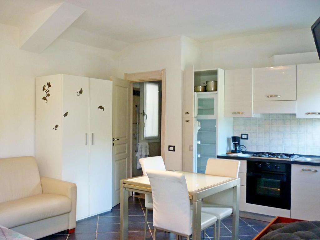 莱万托Costa Morroni的厨房以及带桌椅的用餐室。