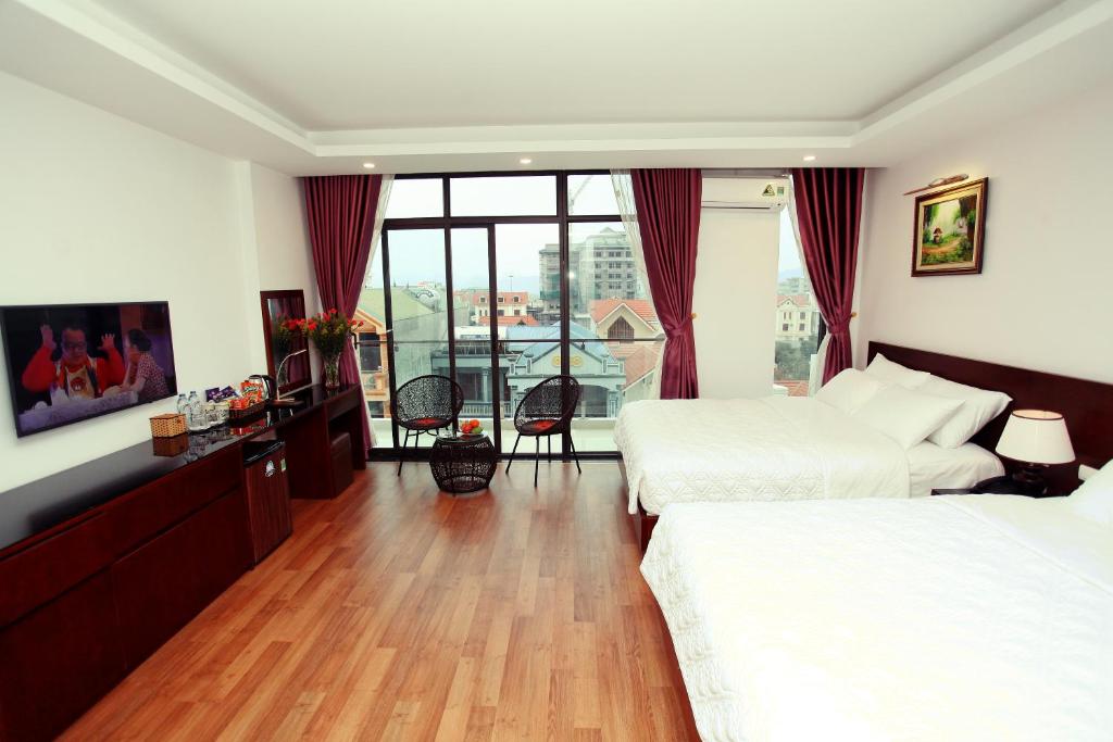 宁平茶花酒店的酒店客房设有两张床和一个阳台。