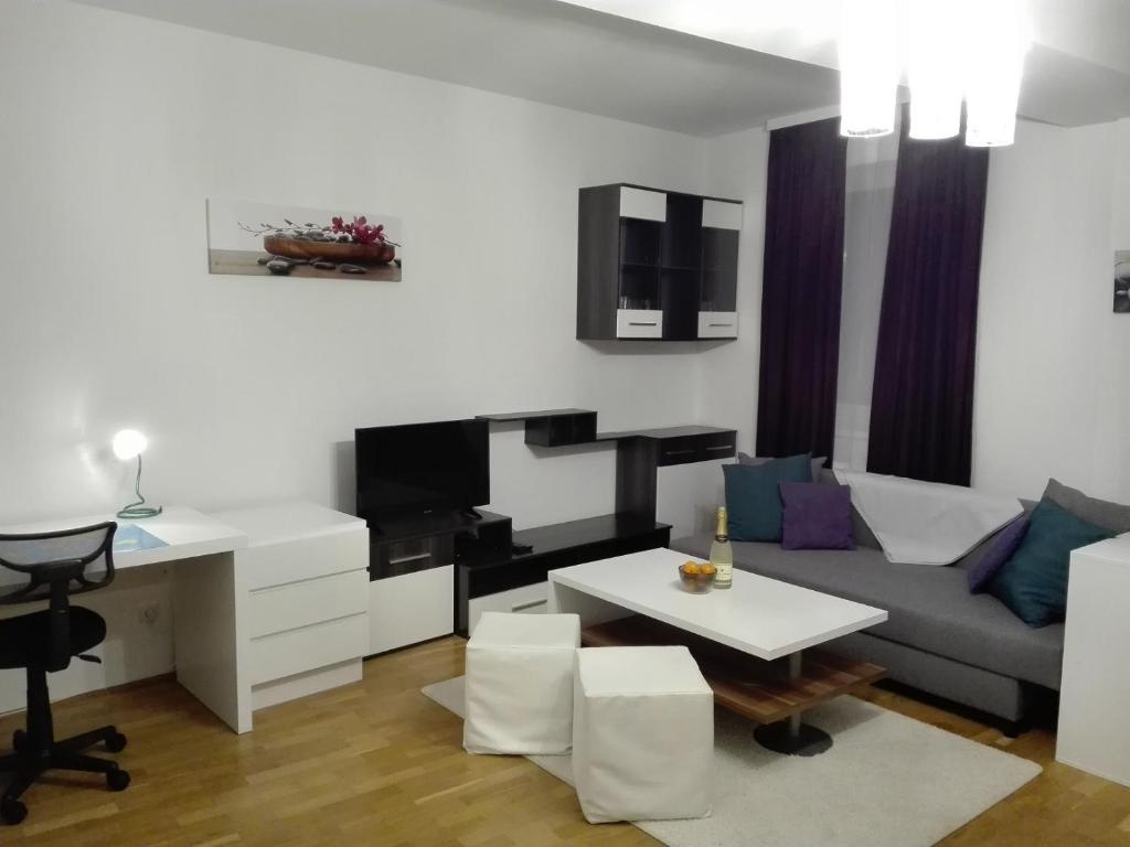 维也纳1,5 Zimmer-Apartment oder elegantes Home-office的客厅配有沙发和桌子