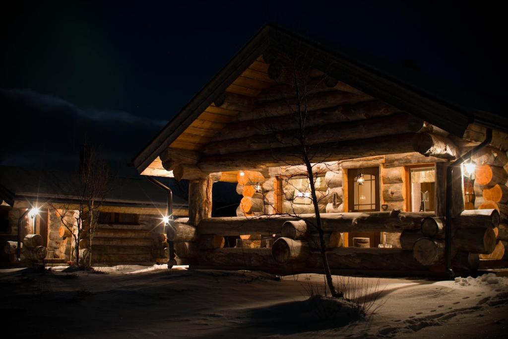 乌茨约基Osman Kelohovi的雪中的一个小木屋
