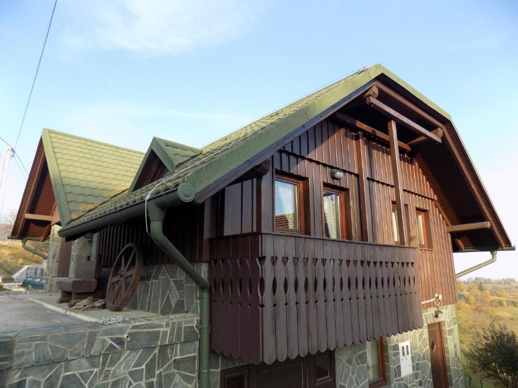 OplotnicaApartment Zeleni dragulj Pohorje的一座带绿色屋顶的小木房子