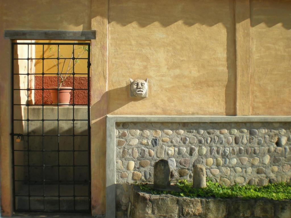 科潘玛雅遗址Casa Jaguar的建筑物一侧的猫面具