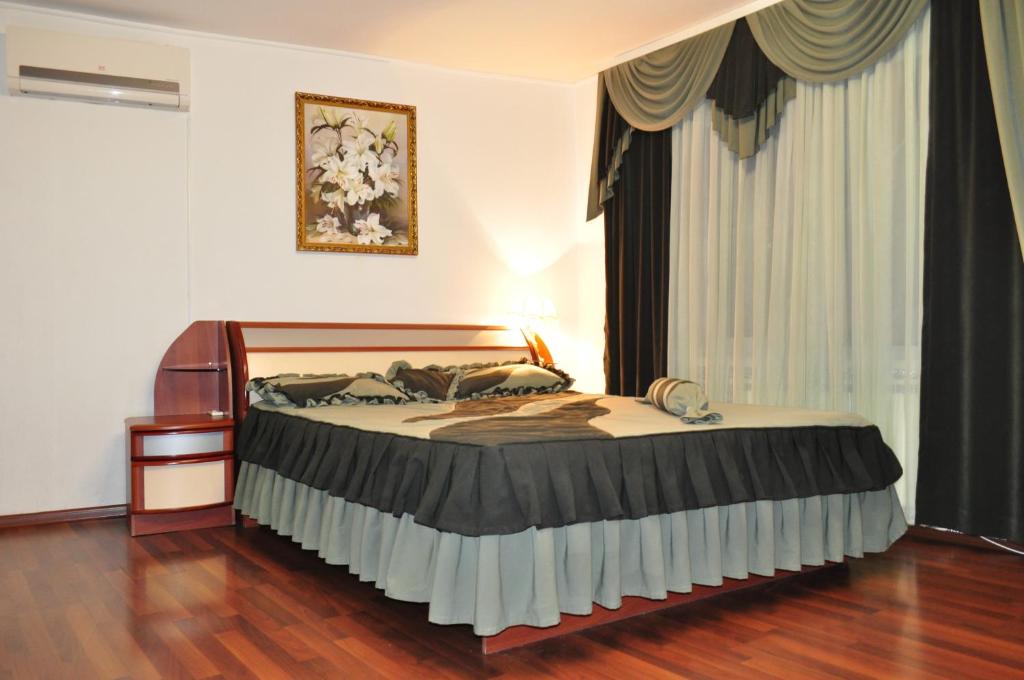 顿河畔罗斯托夫Apartment Ex-Visit的一间卧室设有一张床和一个窗口