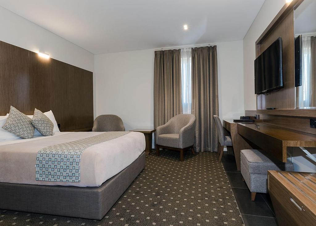 班克斯镇班克斯镇10号汽车旅馆的配有一张床和一台平面电视的酒店客房
