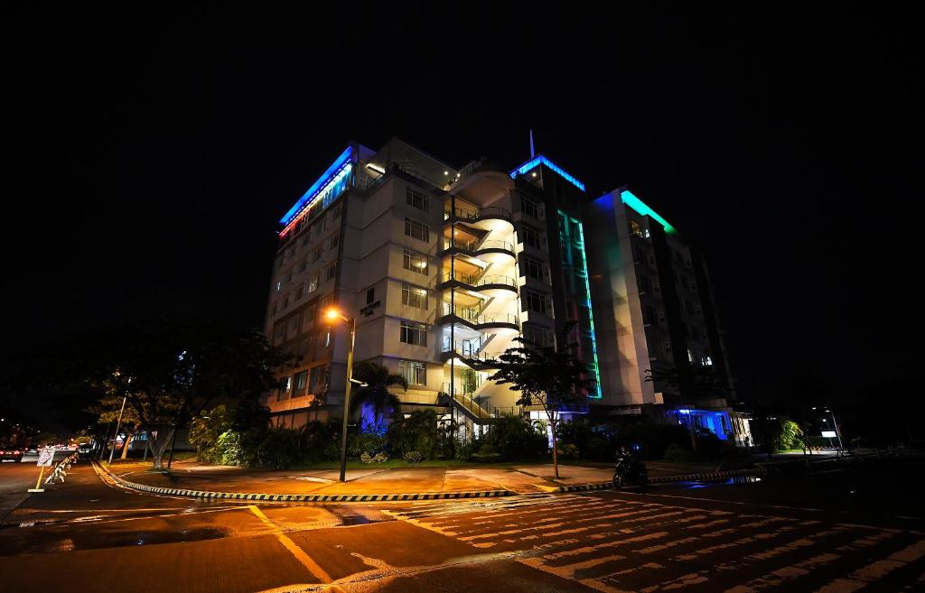 圣罗莎Paseo Premiere Hotel的一座高大的建筑,上面有蓝色和绿色的灯光
