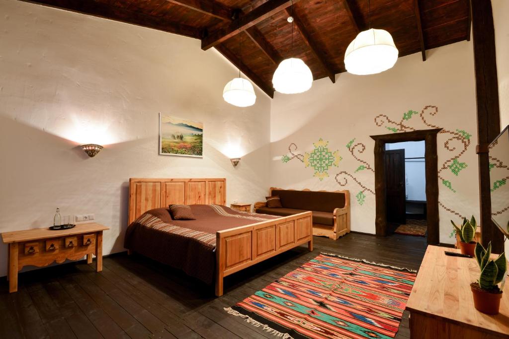 PavlohradHotel Skrinya的一间卧室配有一张床和一张沙发