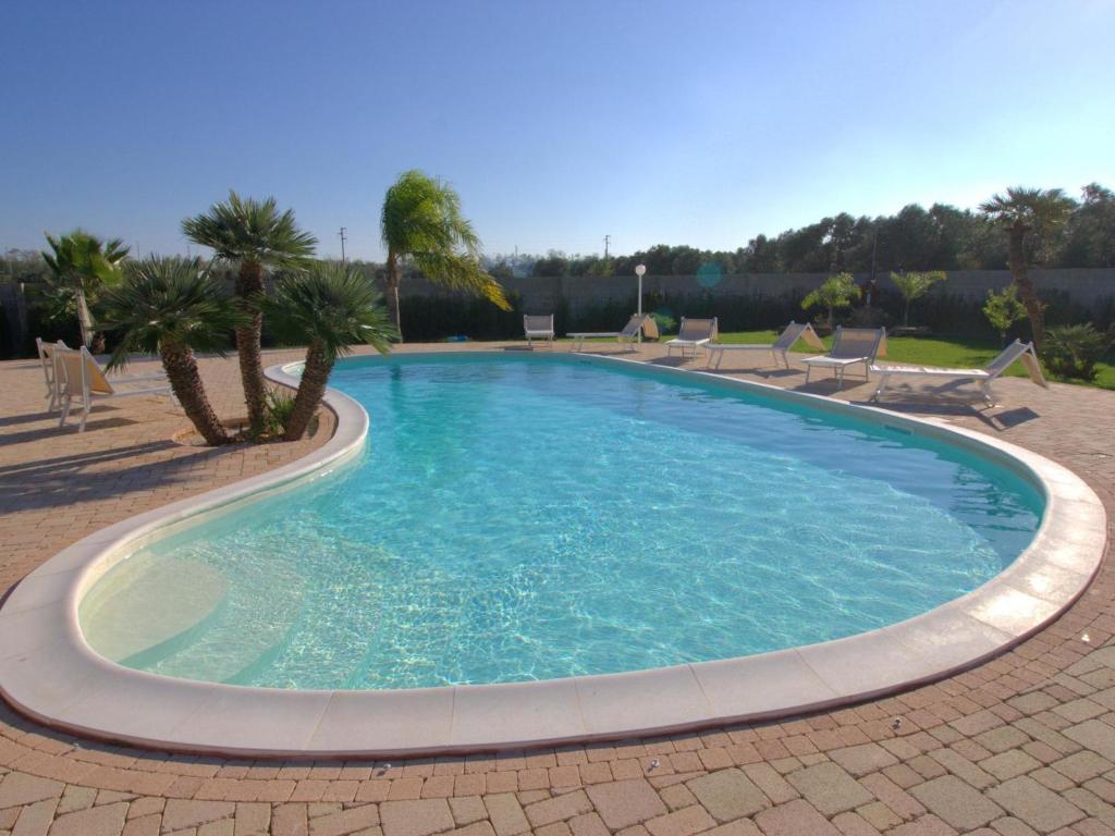 梅利萨诺Stunning Holiday Home in Melissano with Swimming Pool的蓝色海水大型游泳池