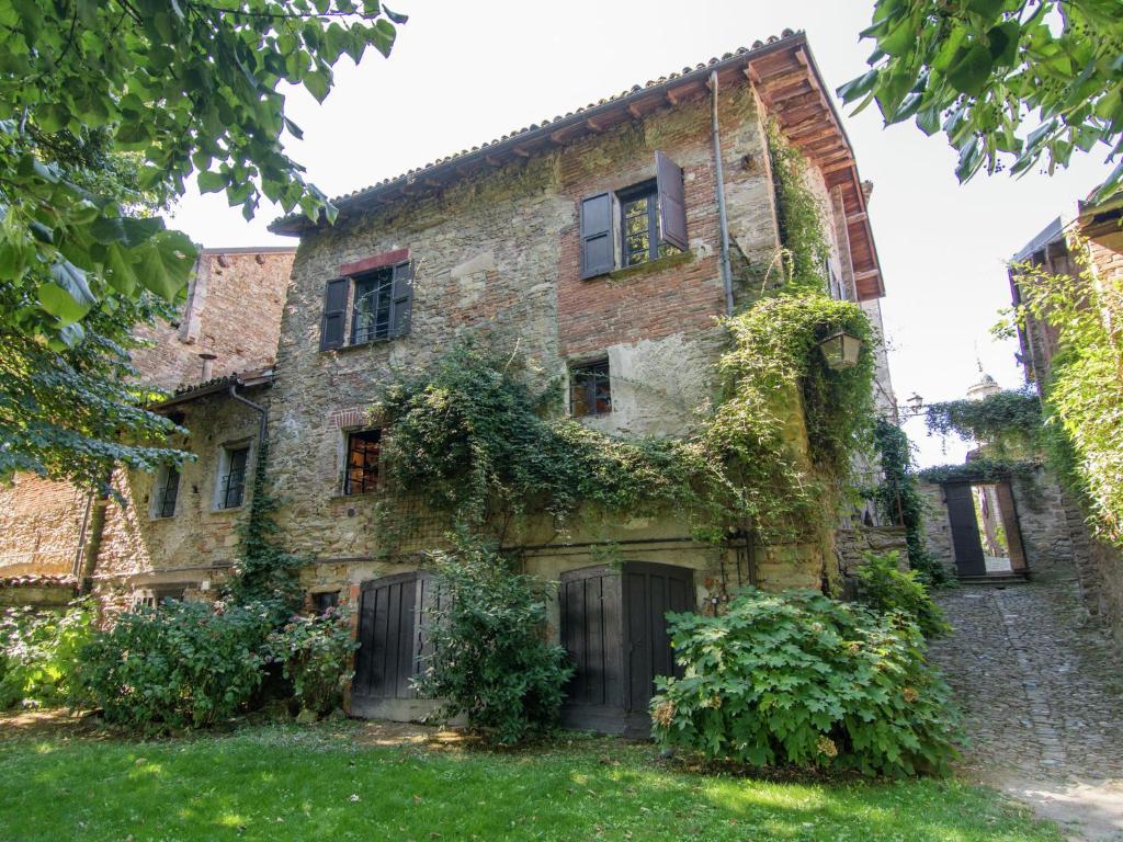 Tagliolo MonferratoBelvilla by OYO Nobile的一座有常春藤的古老石头建筑