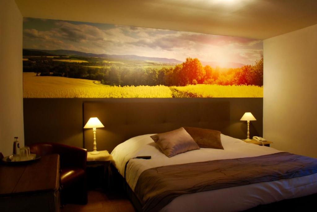 Rebecq-Rognon斯皮诺伊中心酒店的一间卧室配有一张壁画床