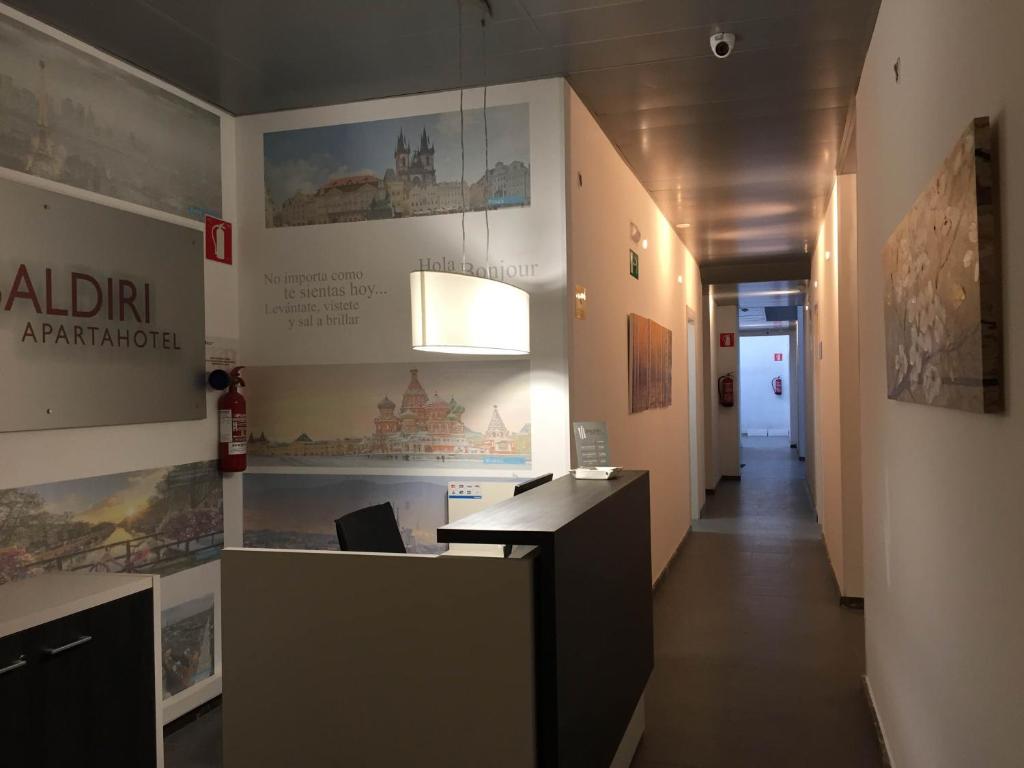 圣博伊德约布雷格巴尔迪利公寓酒店的办公室,走廊上设有桌子和墙壁