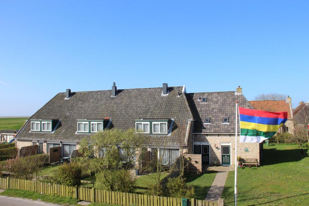 奥斯特仁德德赫鲁德公寓的院子里有彩虹旗的大房子