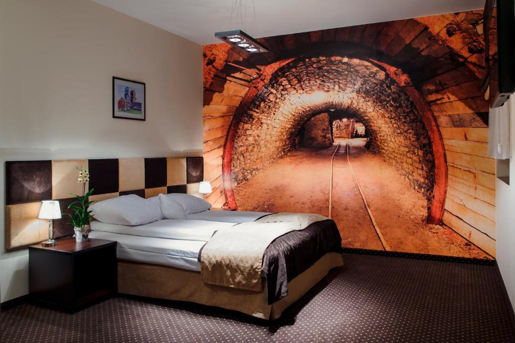 比托姆比托姆精品酒店的卧室配有隧道壁画