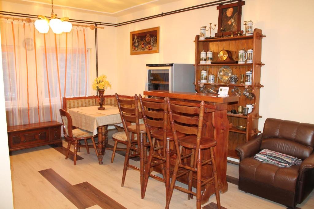 塞克希费黑瓦尔Ruttkai Vendégház的客厅配有桌椅和沙发