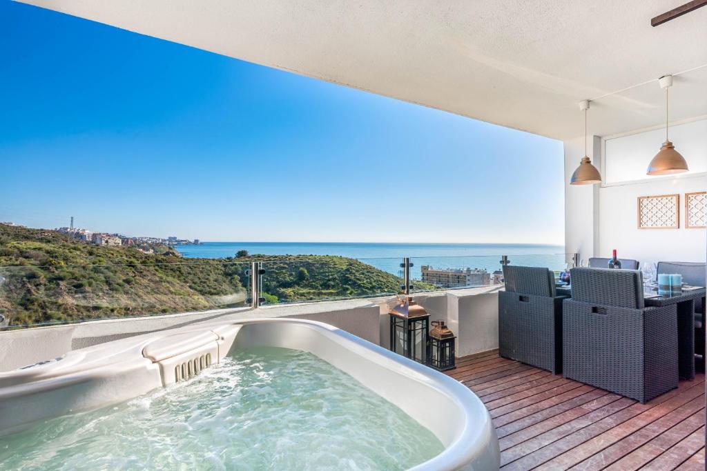 福恩吉罗拉Carvajal Luxury Apartments的海景甲板上的热水浴池