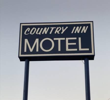 WaukomisCountry Inn Motel的乡村旅馆街道标志