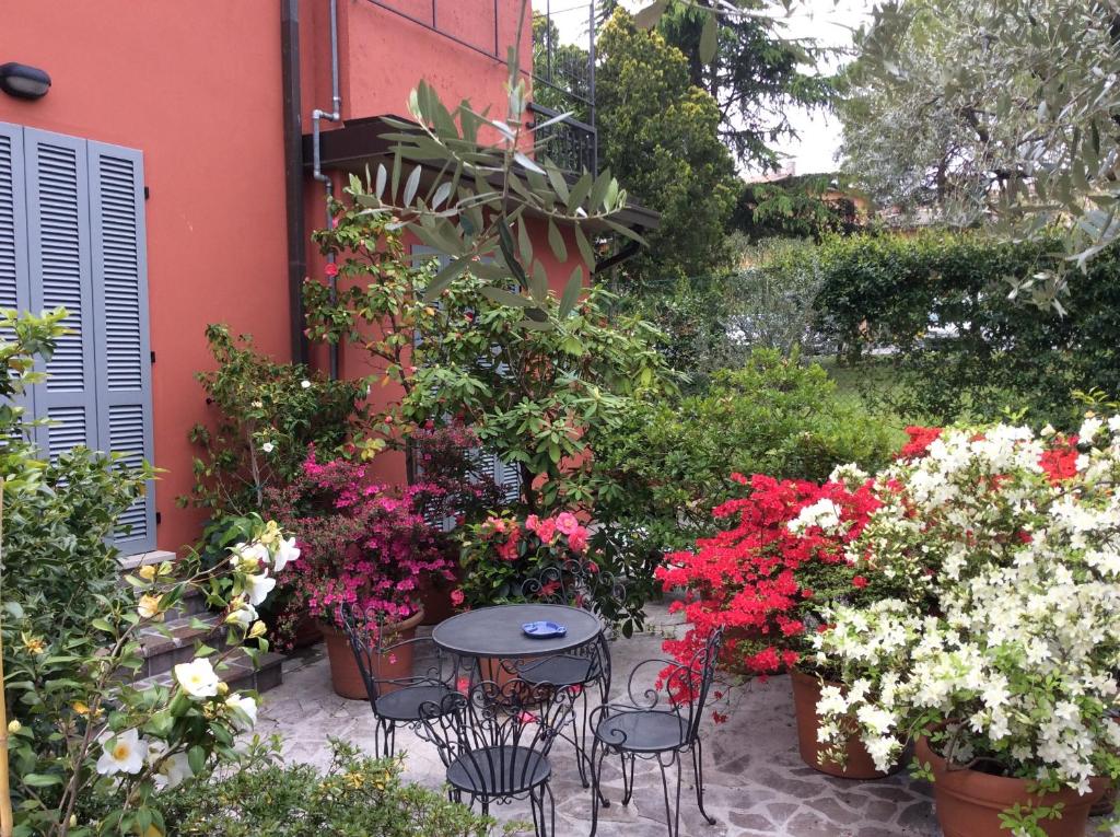 西尔米奥奈拉迪莫瑞德格达住宿加早餐旅馆的一个带鲜花和桌椅的庭院