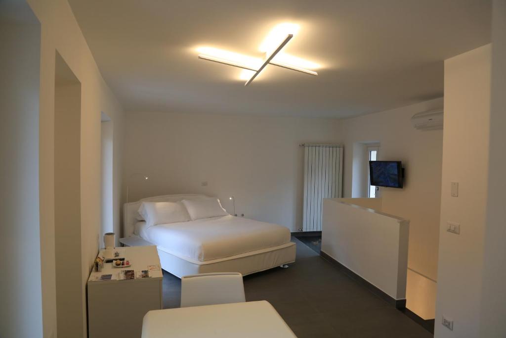 蒙多维Duo Rooms的一间卧室配有一张床和吊扇