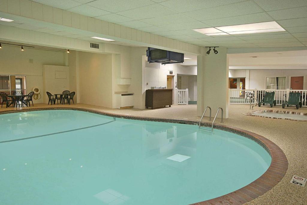 圣保罗圣保罗 - 明尼阿波利斯 - 中途岛戴斯酒店的在酒店房间的一个大型蓝色游泳池
