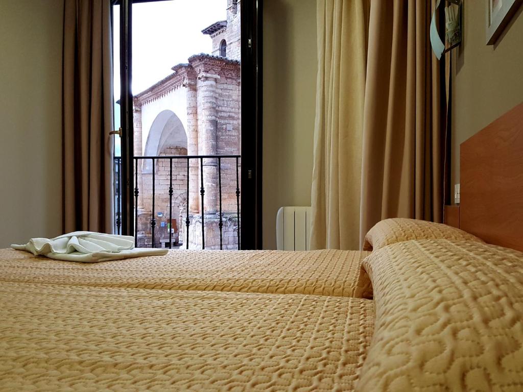 夫罗米斯塔HOTEL RURAL San Pedro的一间卧室设有一张床,享有建筑的景色