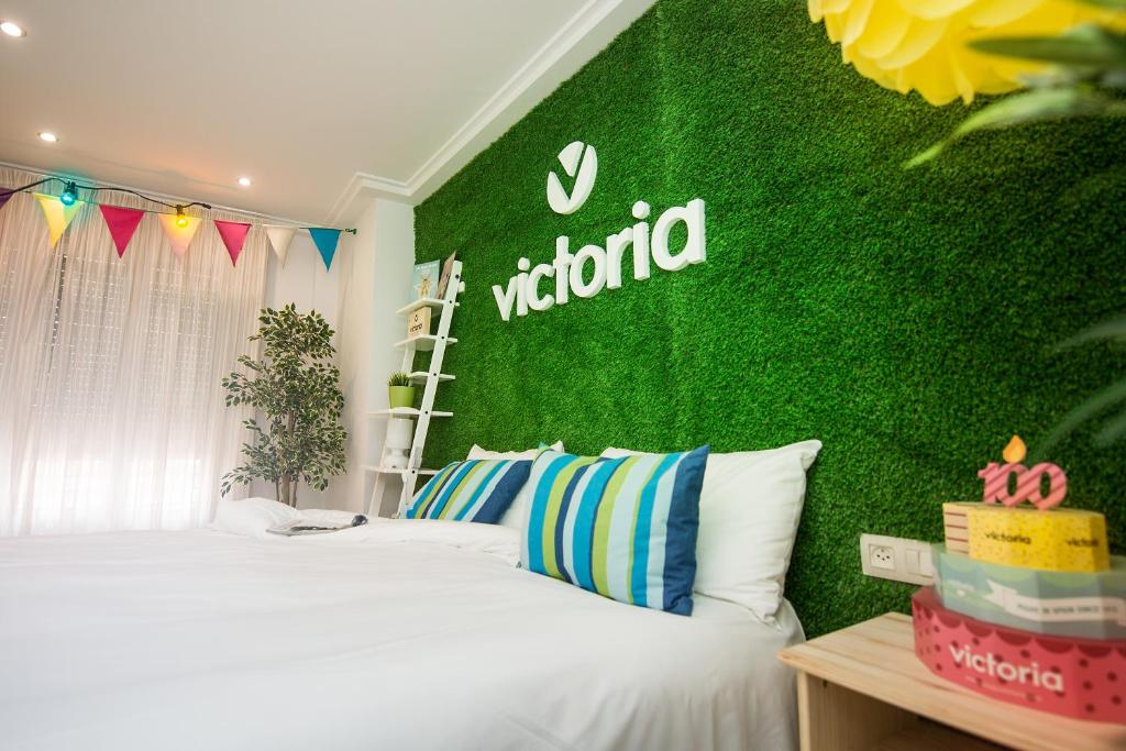 阿尔内多里奥哈阿尔内多宜必思尚品酒店的一间卧室配有一张白色的床和绿色的墙壁