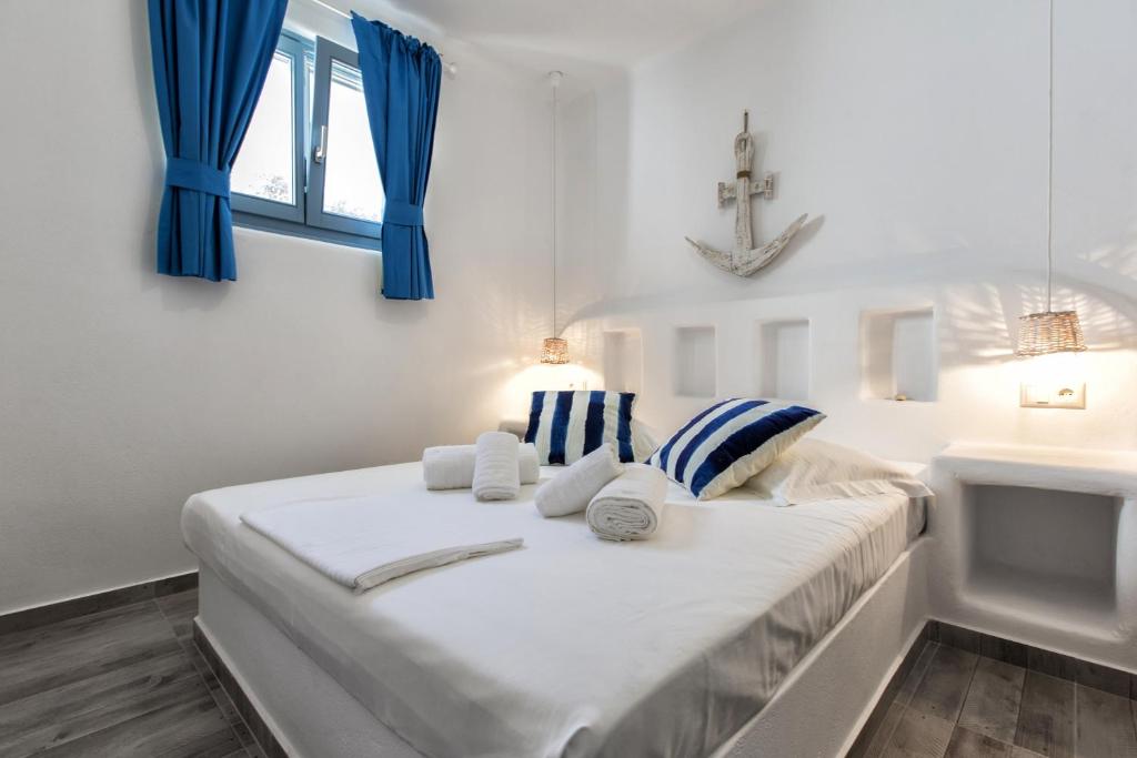 米科利维亚Casa Perla的一间卧室配有一张带蓝色窗帘和水槽的床